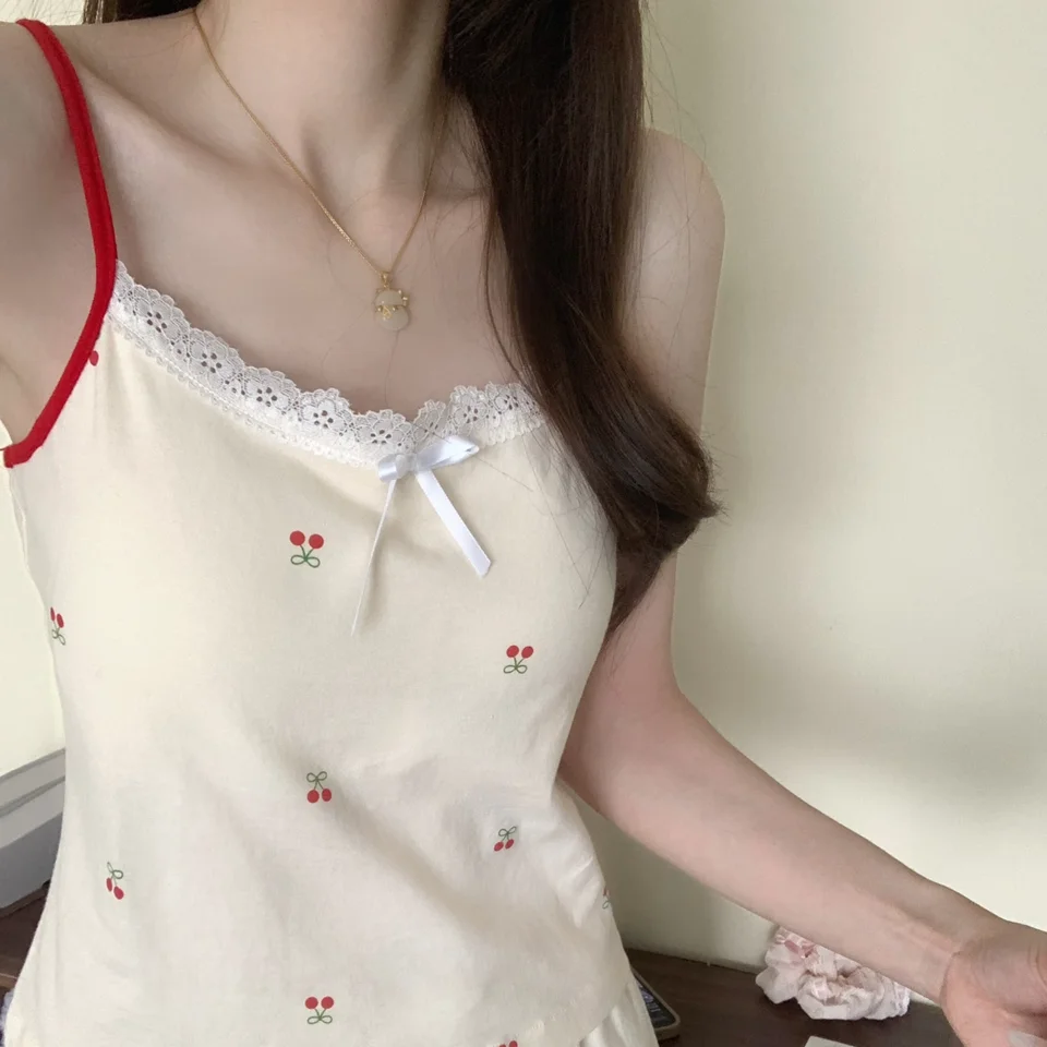 可愛らしいチェリー柄の純綿キャミソールパジャマ【胸パッド付き・ショートパンツ・夏用】（セットアップ対応）