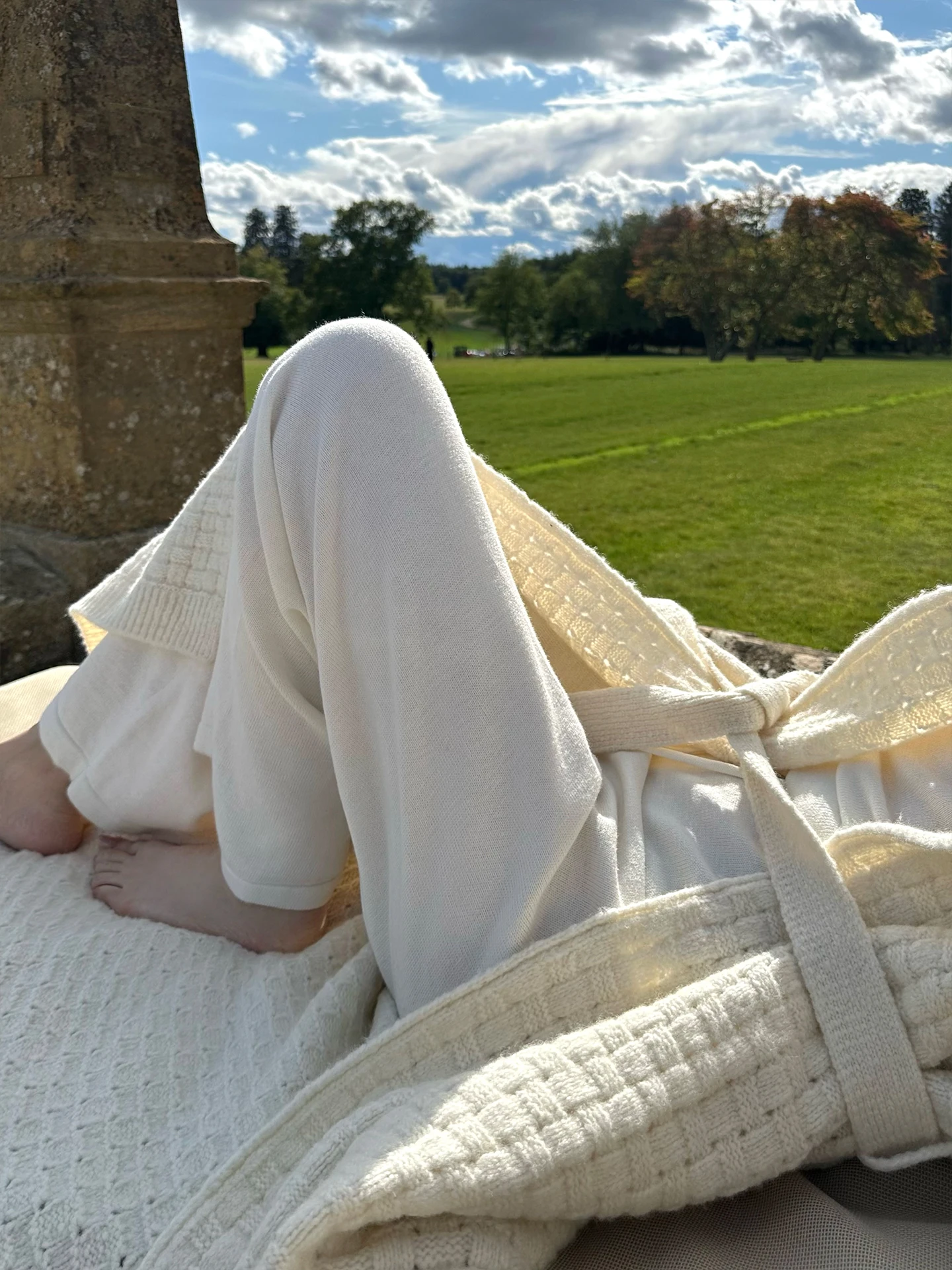 柔らかなコットンカシミヤ製カジュアルパンツ：春から秋にかけての着用シーンと着心地の実証