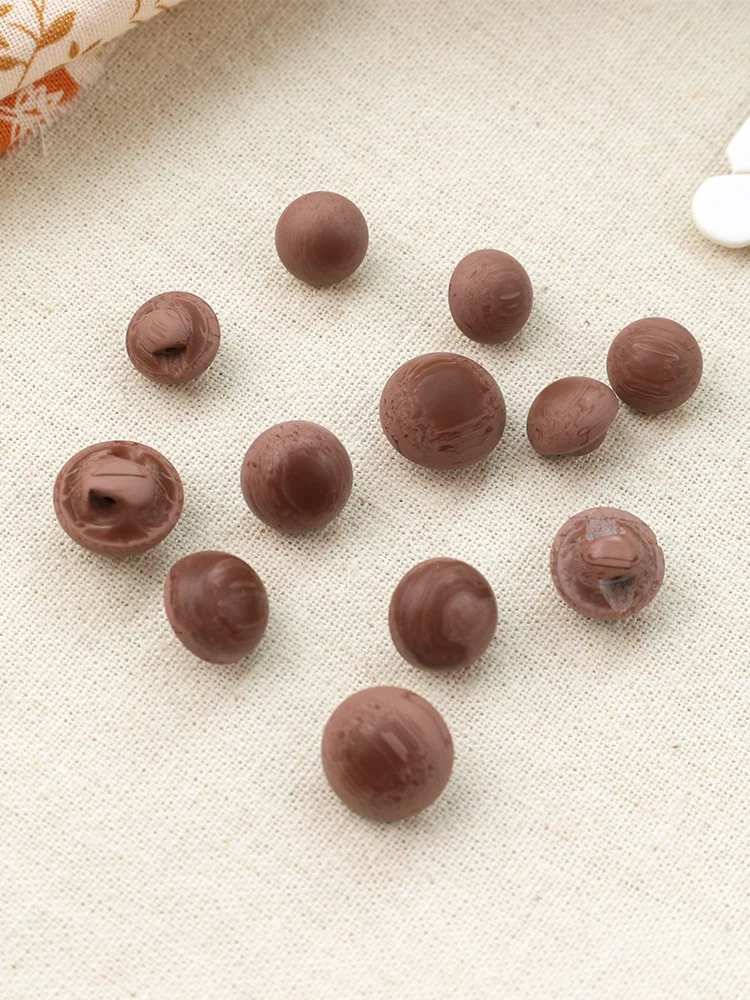 木目調樹脂製ボタン：子供用ドレスや手作りに最適な水洗い可タイプの詳細