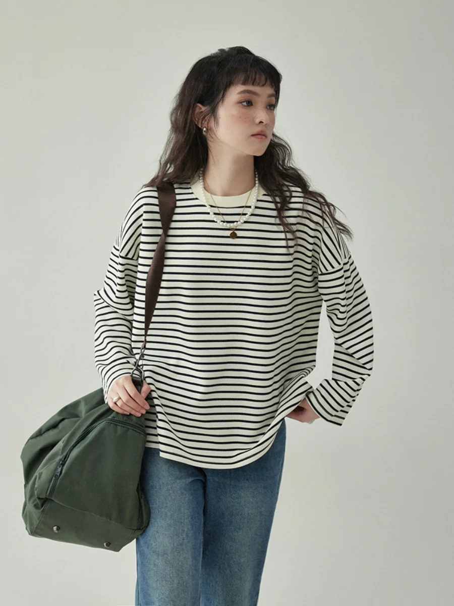 大人可愛い服 40代コーデ｜黒と白ストライプTシャツの着こなしガイド