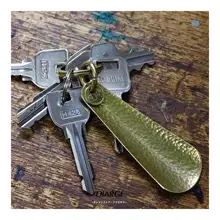 Diarge 製 黄銅製キーホルダー【メタルハンマーテクスチャー・携帯用・靴べら付き】