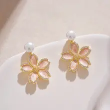 華やかなデザインのピンク花モチーフイヤリング【耳飾り】