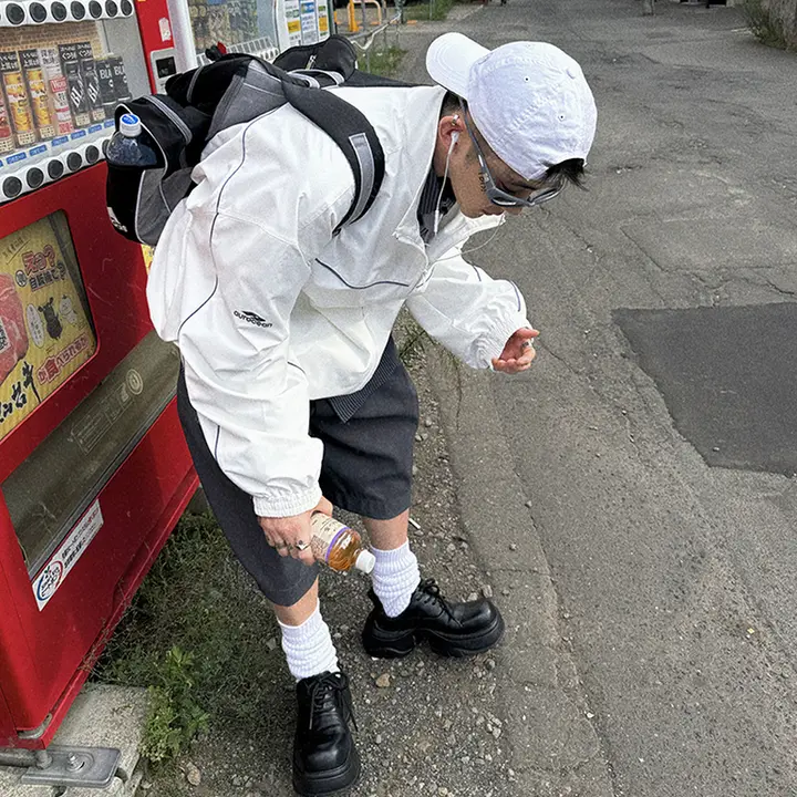 レトロスタイルのスポーツコーチジャケット【白・マット仕上げ・カラーブロックデザイン・ゆったりサイズ】