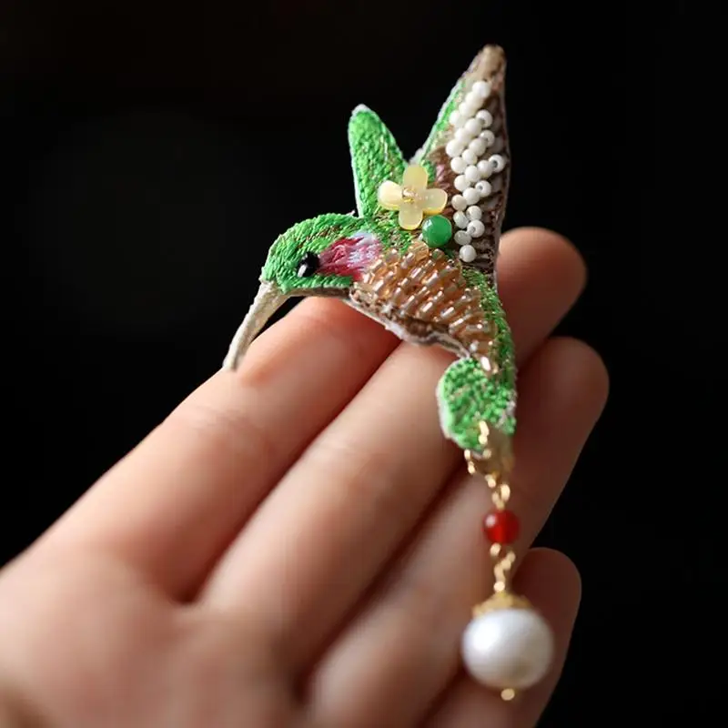 お手頃なアクセサリーで失敗しない選び方は？刺繍小鳥ブローチのリアルな使い方を解説