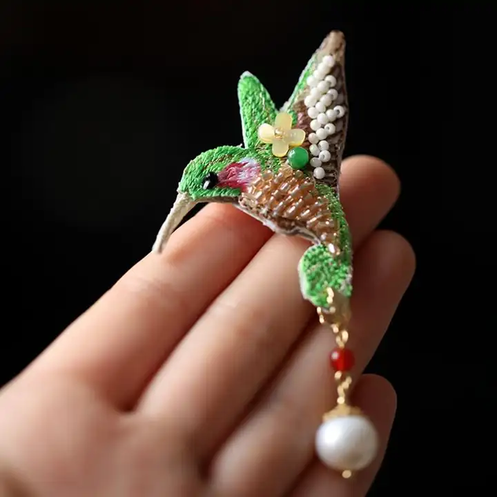 刺繍小鳥デザインのブローチ【パール付き・レトロスタイル・秋冬用・コート＆ニット用】