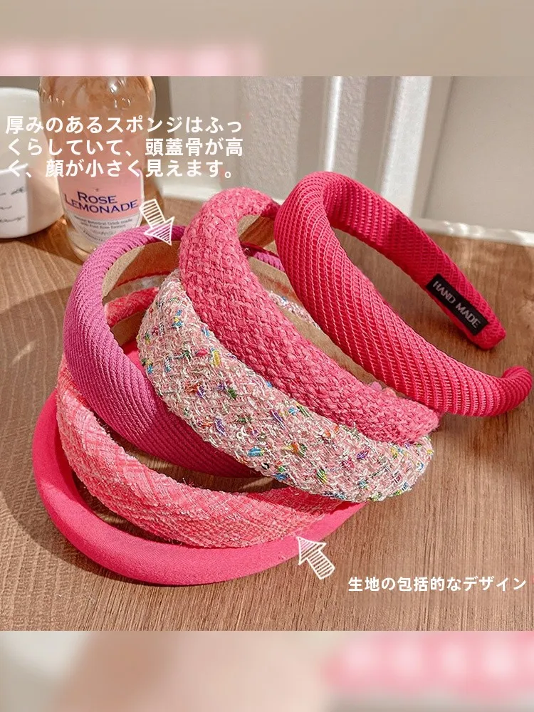 ピンクのヘアバンドは女性向けのシンプルで甘いデザインが特徴