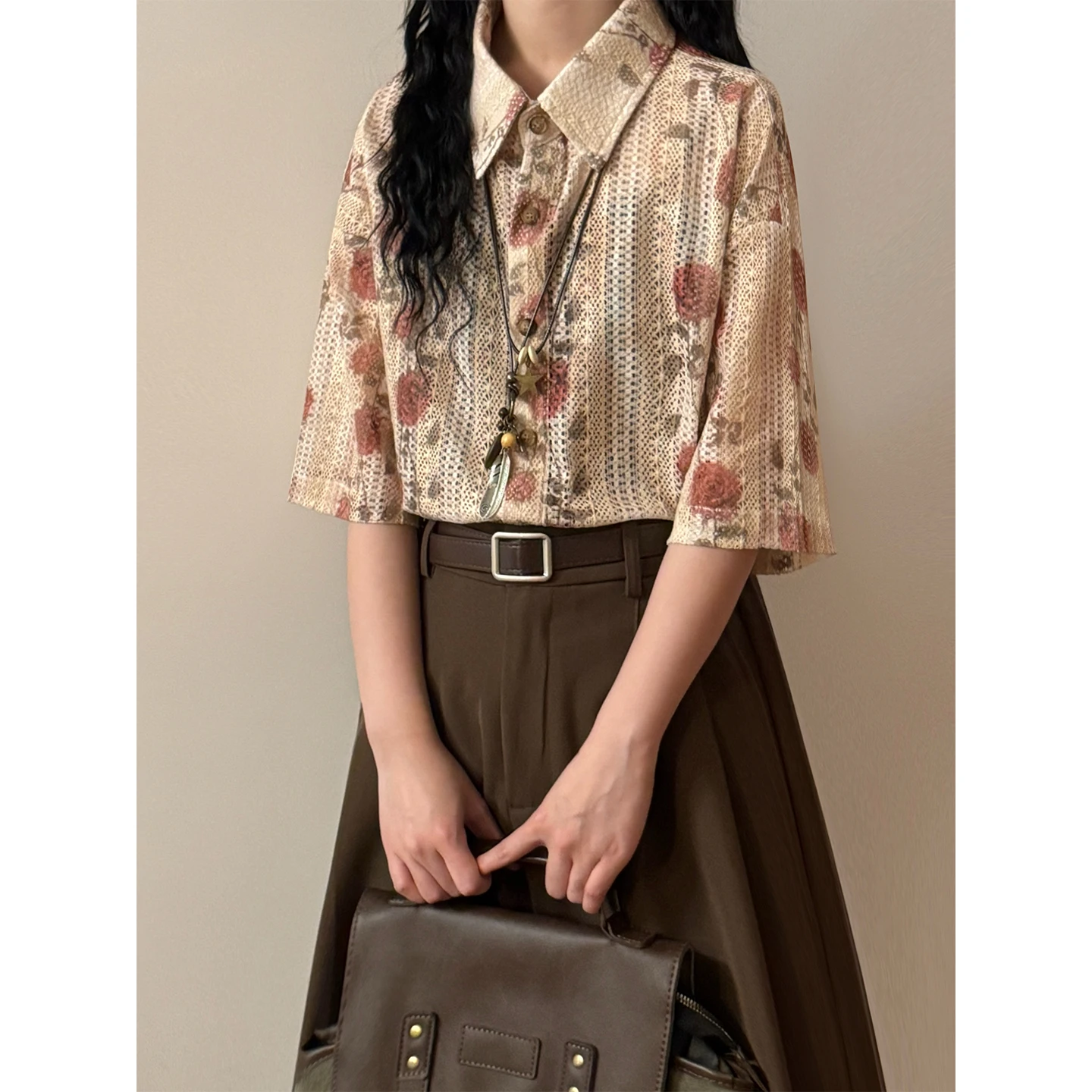 柄シャツを夏に選ぶべき理由は？中性風のハートプリントシャツが通勤からレジャーまで救う