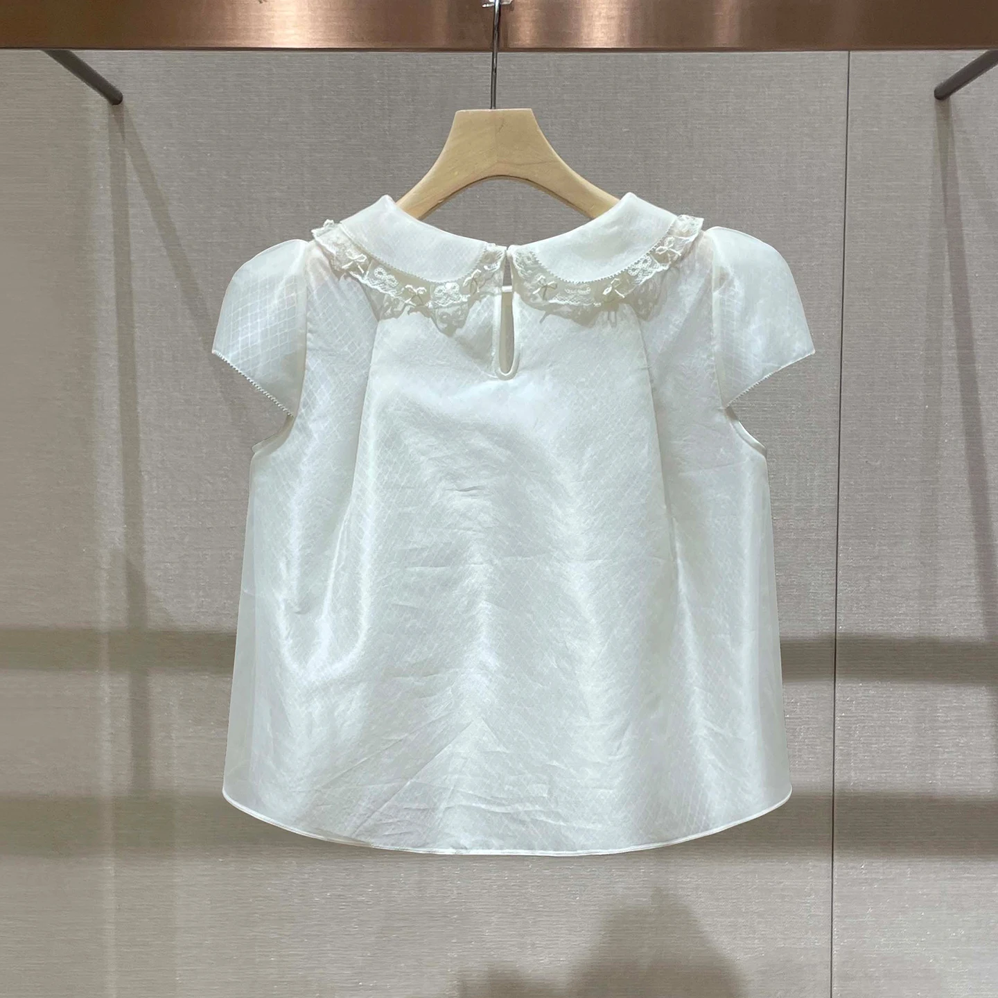 淡いピンクとパステル水色のシャツで、どんな日常を創り出せるの？
