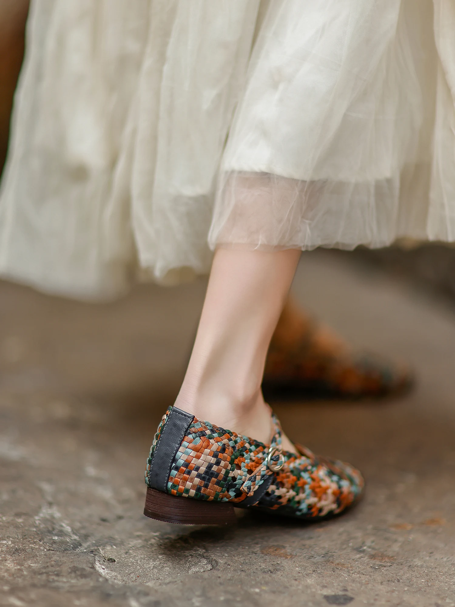 サンダル スエード と レザー どちらがおすすめ？通気性とデザインのバランスを決めるベストな選択とは