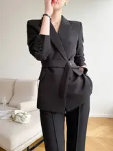 洗練されたデザインのブラックスーツ【女性用・ベルト付き・スリムフィット・春用】（セットアップ対応）