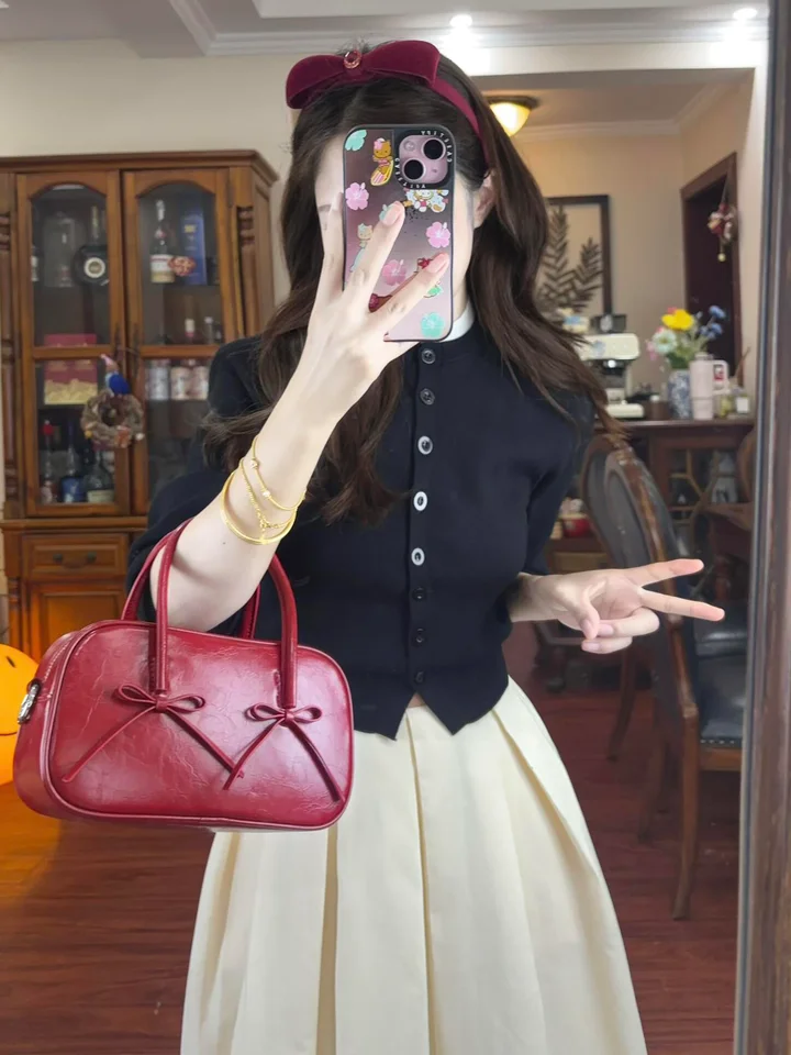 秋のコーディネートに最適！黒のニットセーターと白のスカート【ハイウエスト・ニット風デザイン】（セットアップ対応）