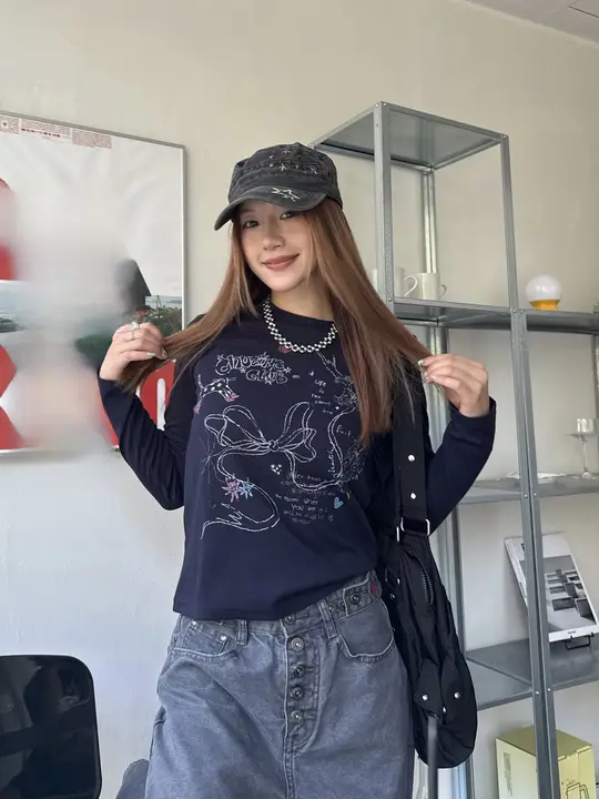 リボンプリントのタイトフィット長袖Tシャツ【女性用・ストレッチ・インナー】