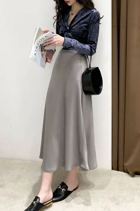 グレーの斜裁フレアスカート【サテン素材・春夏向け・タイトフィット・中長丈】