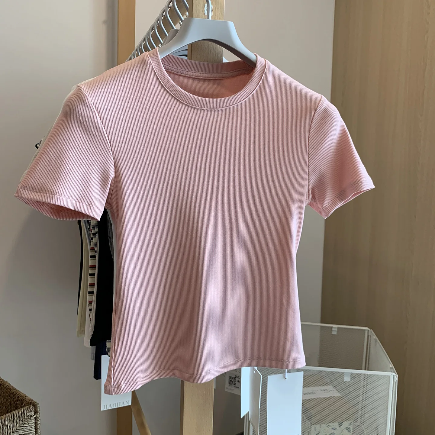 リブ編みラウンドネックショートスリーブTシャツの素材と通気性は？