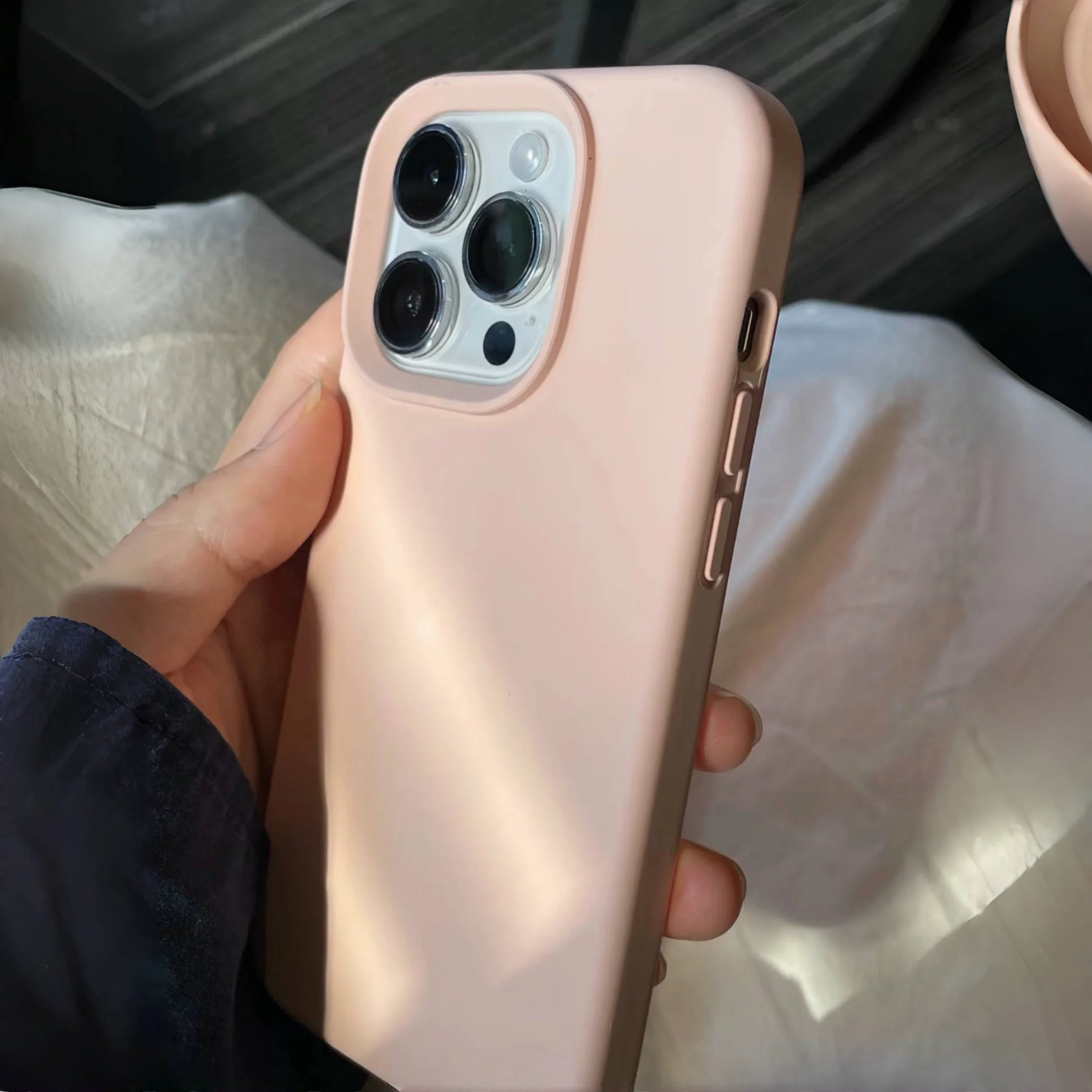 スマホケースがベタベタしないでいられるコツは？実は「液状シリコン」の力が鍵！