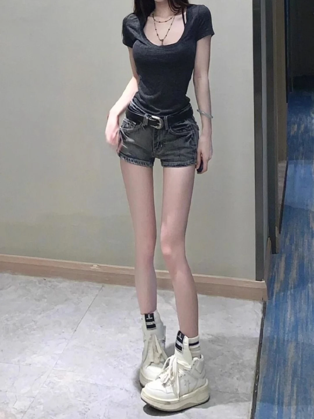 スリックバック 短めのデニムショートパンツ：ブラックグレーの水洗い加工で夏の日常を支える
