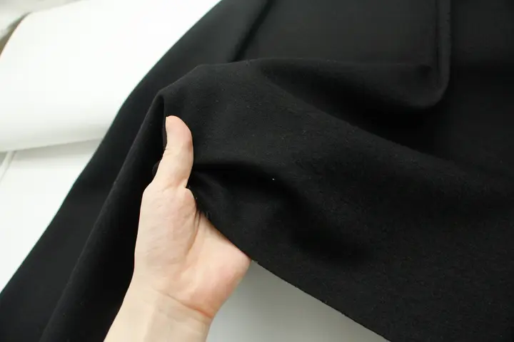 黒とワインレッドのニットウール生地【極上の柔らかさ・秋冬用】（セットアップ対応）