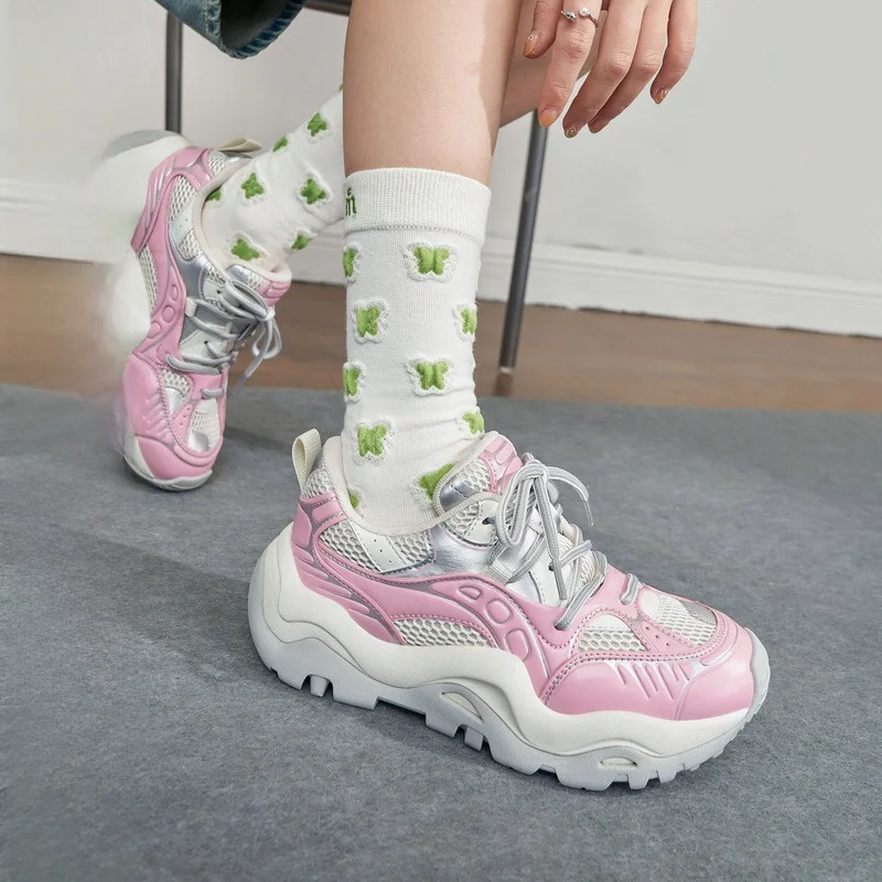 アンクルパンツとスニーカーを組み合わせるとき、どうやってバランスを取るの？