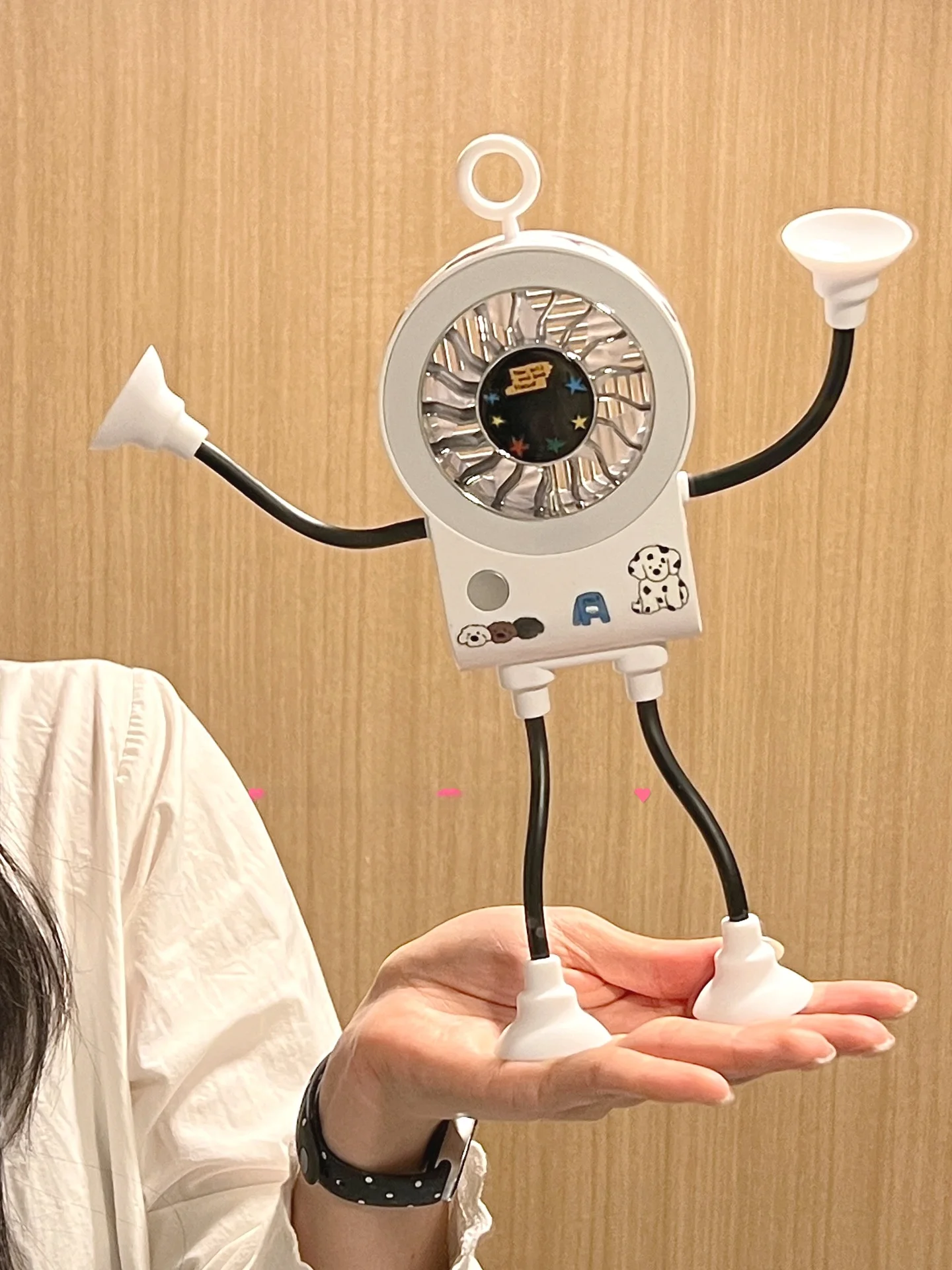 USB卓上ロボットファン：冷却プレート付きネックファンとの違いと実用性を解説