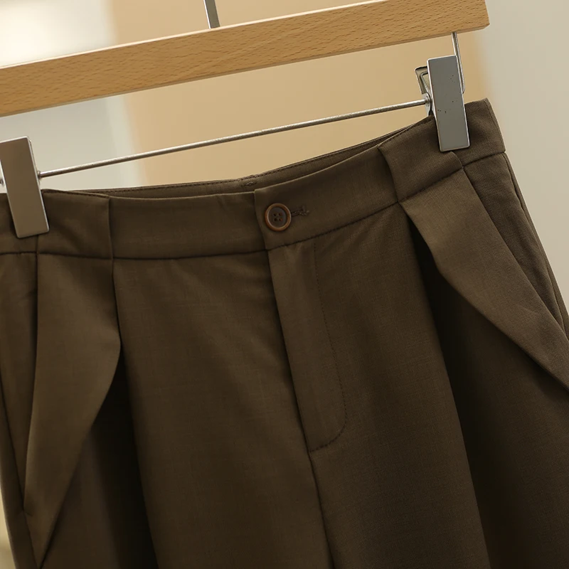 オフィスカジュアルセットで失敗しない着こなしは？夏の通勤にぴったりなストレートパンツの選び方