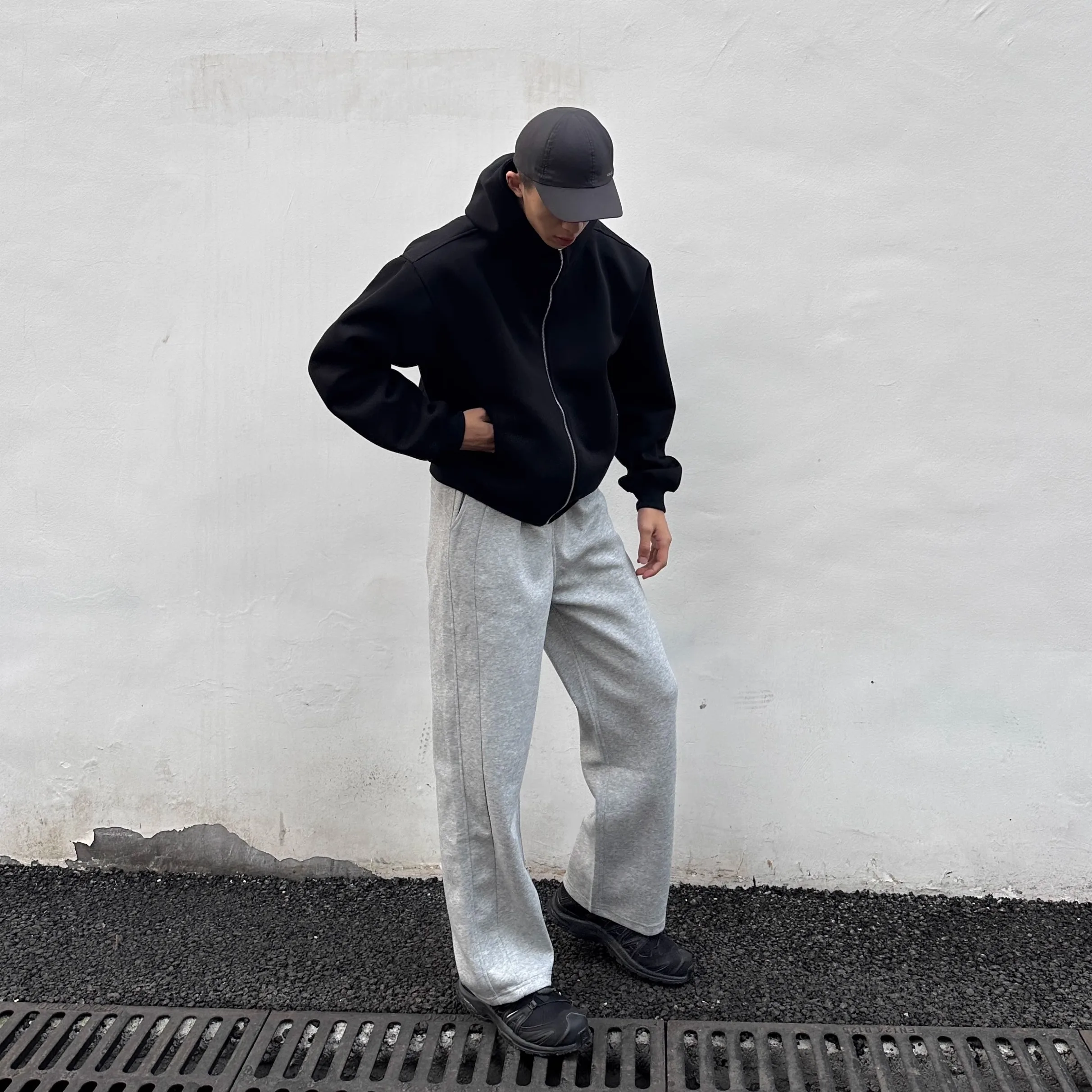 カーゴパンツ メンズ コーデ vs ストレートパンツ｜通勤シーンで失敗しない選び方