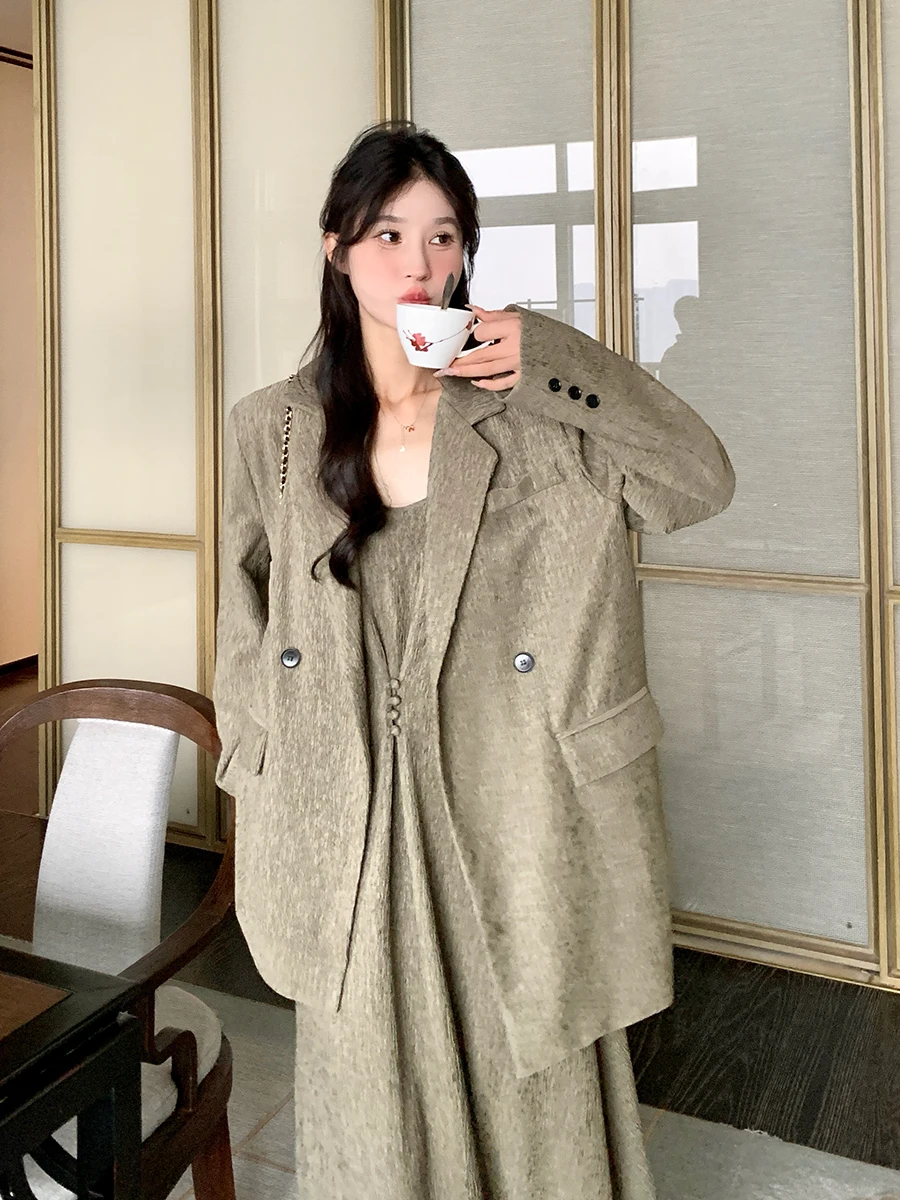 春季新作 気品漂う女性用ジャケットとキャミソールワンピース（セットアップ対応）：30代 きれいめ ファッション のクリーンスタイル実現ガイド