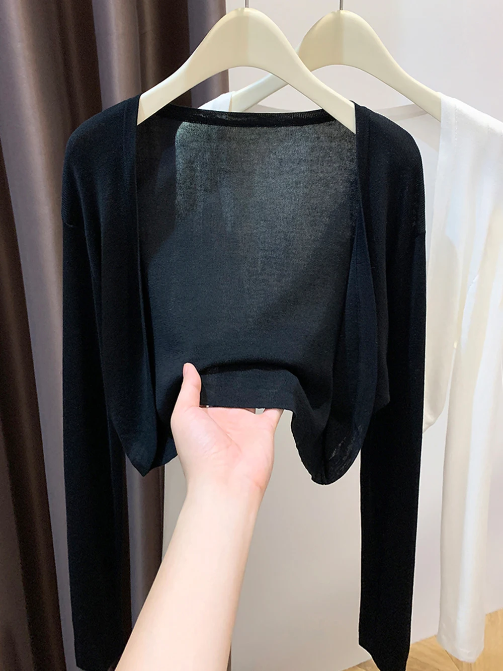 黒の天絲製薄手UVカットカーディガン：夏用ショート丈の通勤スタイルに最適
