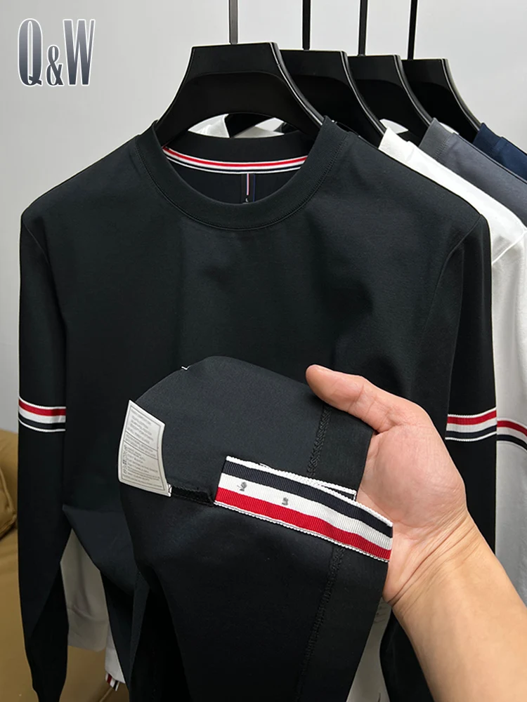長めのTシャツをどう選ぶ？Q＆Wの長袖Tシャツが解決する、通勤と日常の悩み