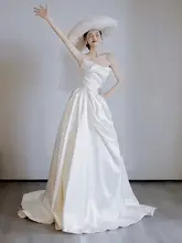 高級感のあるサテン仕立ての軽やかなウェディングドレス【華やか・新婦用・ノースリーブ】（セットアップ対応）