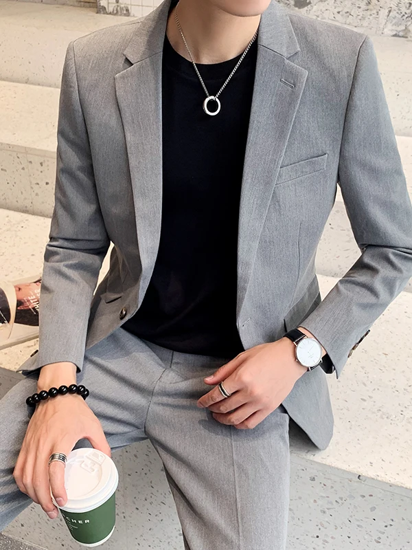 ダークグレーのスーツに合う色は？20代後半の社会人男性が選ぶ、カジュアルで洗練されたコーデの答え