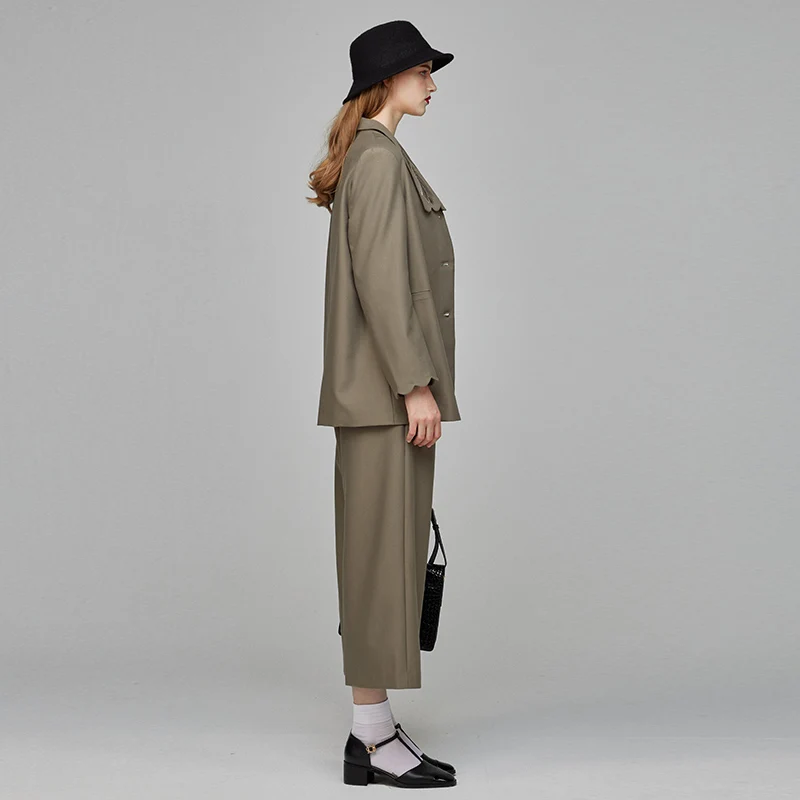 黒いズボンに合う服は、本当にグリーンがベスト？