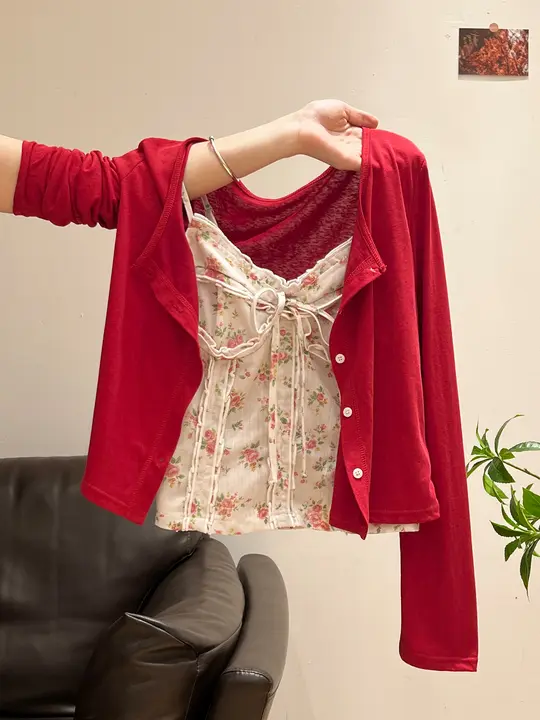 白色Vネック花柄フリルデザインのオープンショルダーキャミソール【女性用・夏の軽やかなトップス】（セットアップ対応）