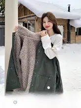 ミリタリーグリーンのカジュアルパーカー【ゆったりシルエット・羊毛フリース・冬用・女性用】