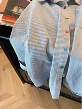 カジュアルなビッグサイズブルーとホワイトのストライ  プデニムシャツ【ユニセックス・長袖・秋用・カラー付きボタン・翻領】