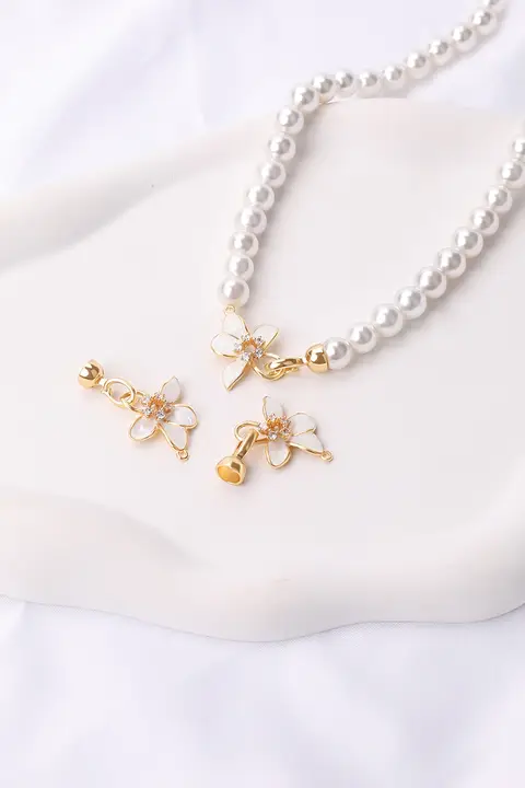 １８Ｋゴールドパール付き花モチーフのジルコニア接続金具【ハンドメイド・DIY用・ネックレス・ブレスレット各種用】