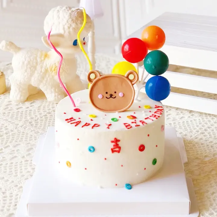 可愛い陶製小熊の誕生日ケーキ飾り【手描き・丸型・バルーンデザイン】