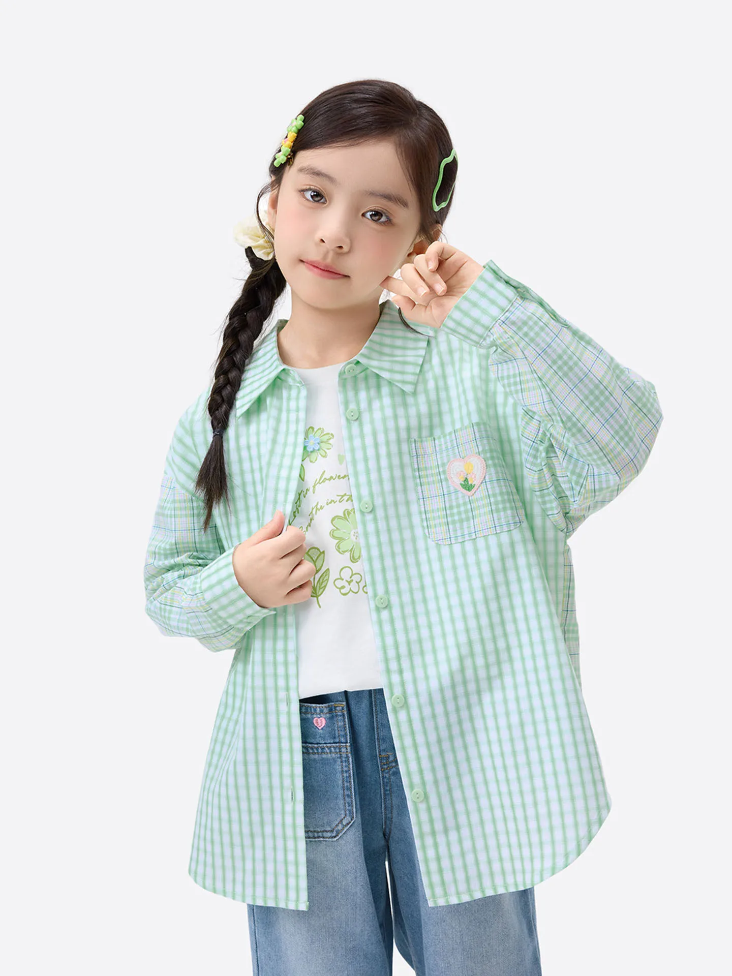 チェック柄の女の子用ブラウス：春先の日常着に最適な素材とデザイン