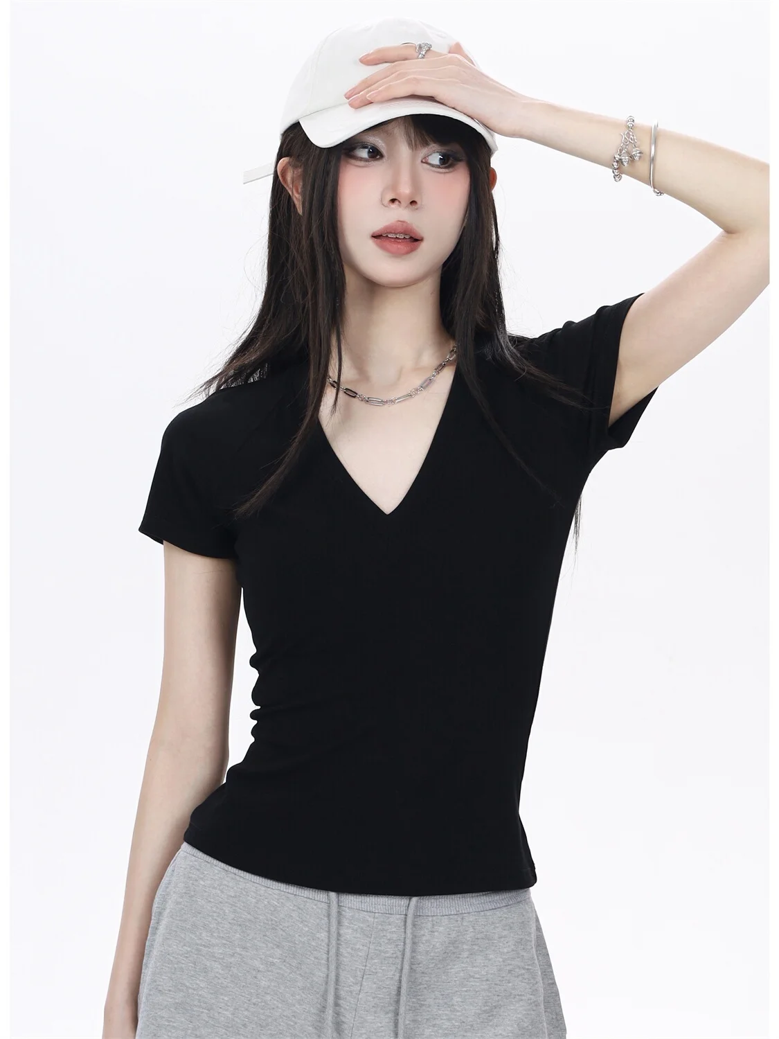 春コーデの基本 | 黒のビッグスリーブTシャツの役割とデザイン特性