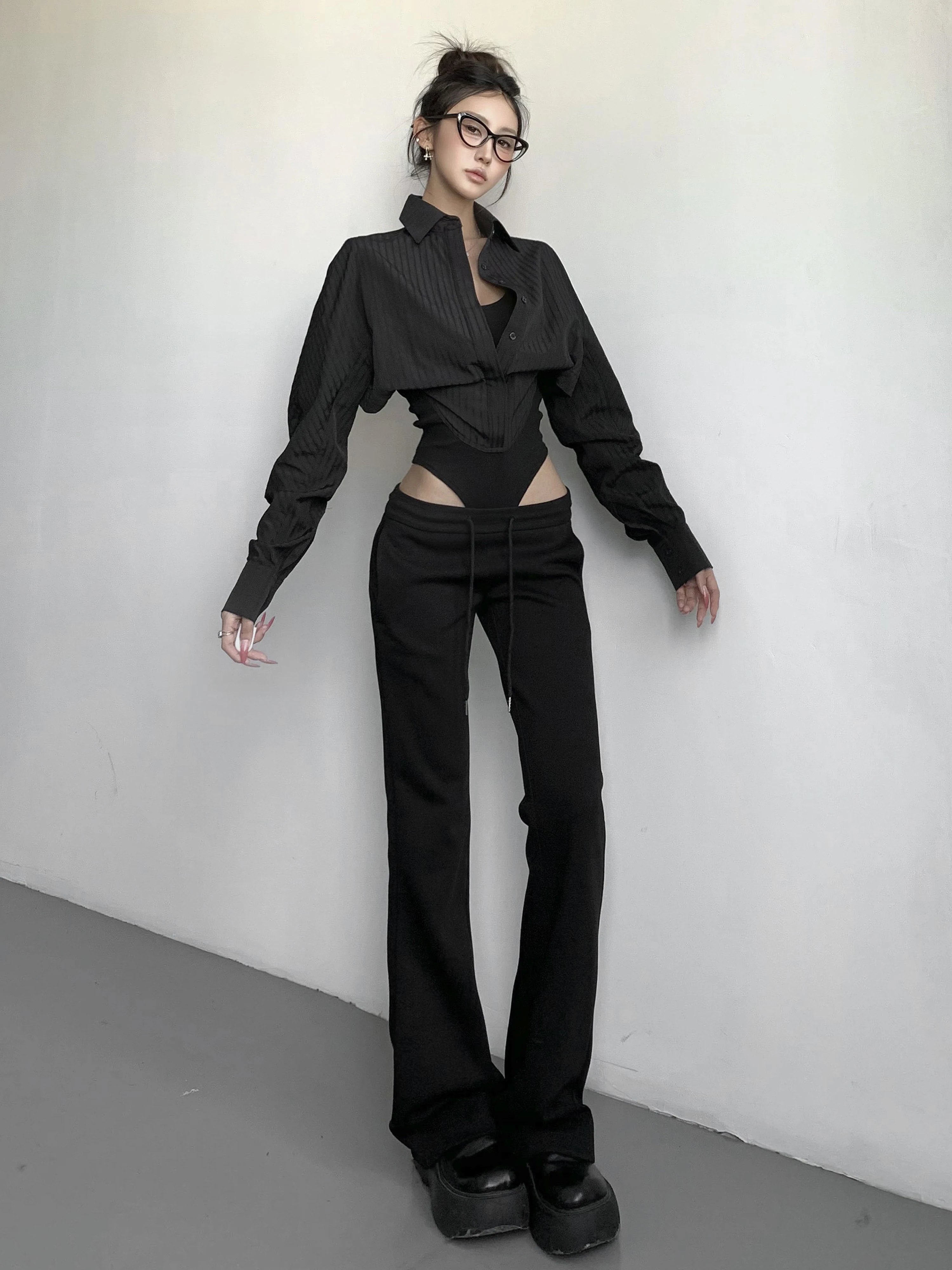 シンプルデザインのレディースヨガパンツ：モダンファッションのカジュアルスタイルを実現