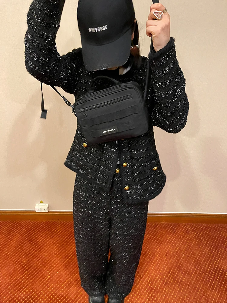 着まわしコーデで通勤と散歩の両立は可能？黒のラメストライプツイードセットアップが解決するリアルな悩み