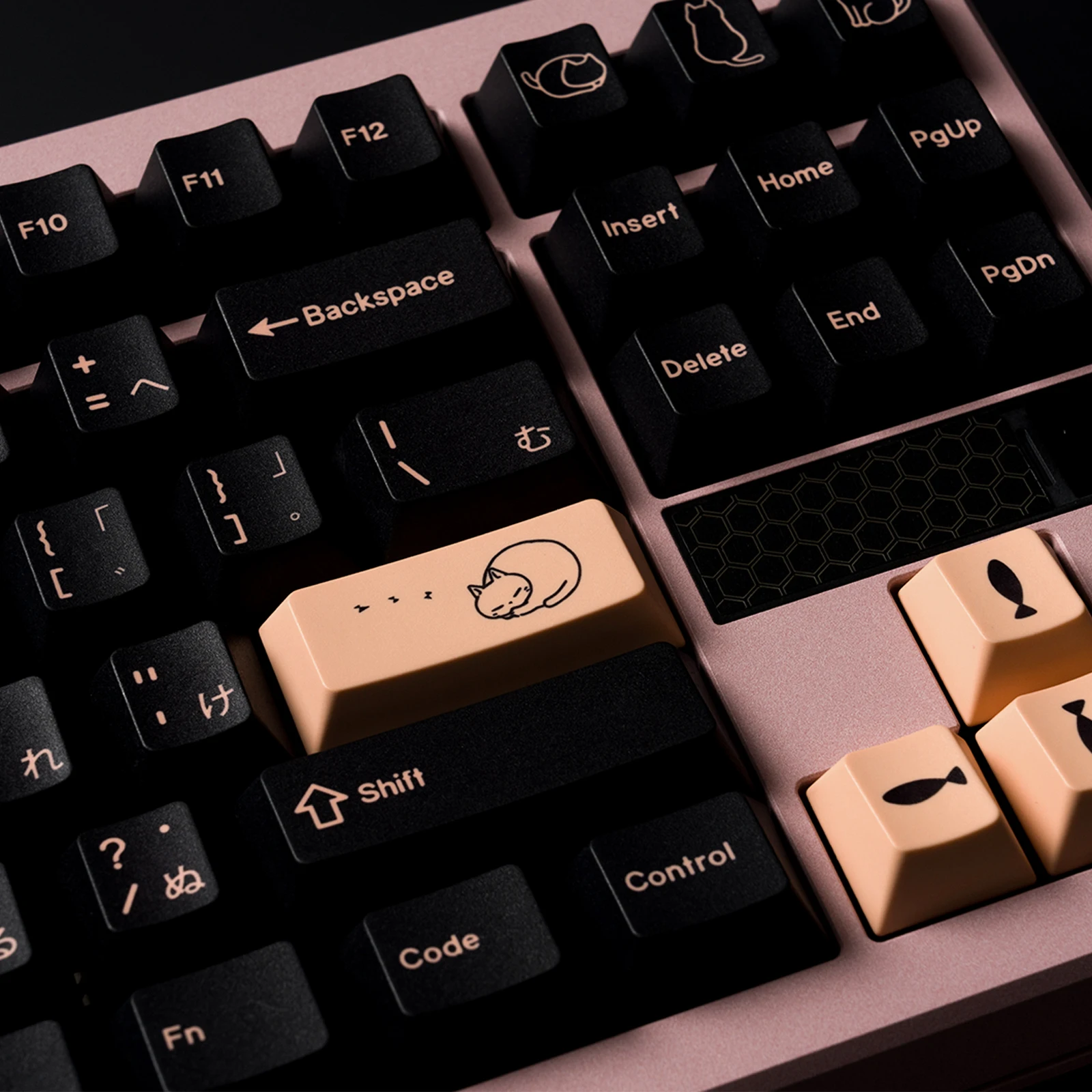キーボード配列がタイピングに与える影響は？猫好きが選んだPBTキーボードキャップのリアルな体験
