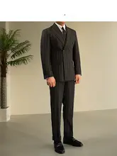 ストライプデザインのダブルボタンスーツ【イタリアンスタイル・男性用・洗 練された印象】（セットアップ対応）