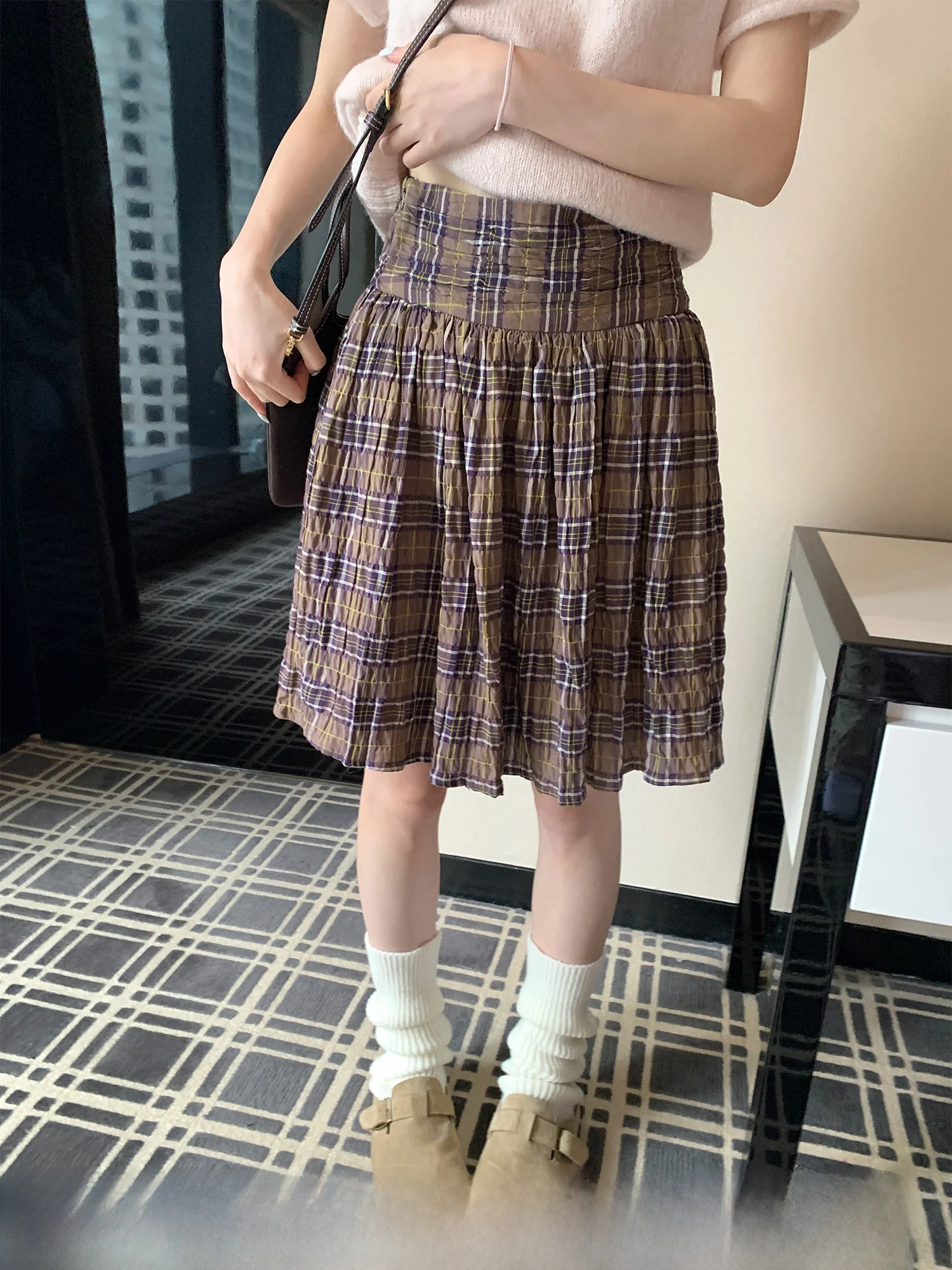 20代後半から30代女性にこそおすすめ！春のカジュアルファッションで「どうやってチェック柄のフレアスカートを選ぶか？」