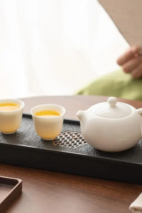 羊脂玉白磁の功夫茶器セット【ポット・カップ2つ・茶盤付き・家庭用】