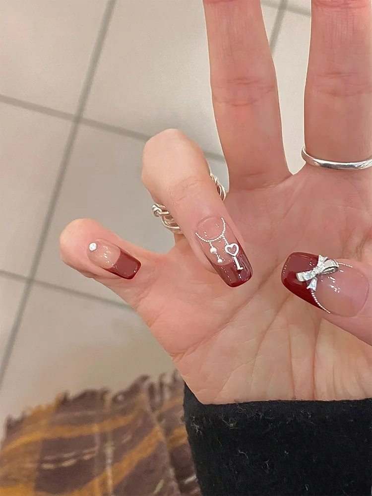 レトロシルバー合金リボン型ネイルデコレーション：美甲サロンで活用可能なスタイリッシュなアクセサリー