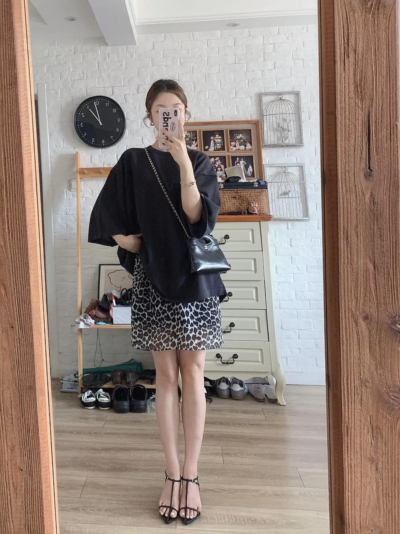 10万円で買えるレディースファッションで悩む20代女子、どう選ぶ？
