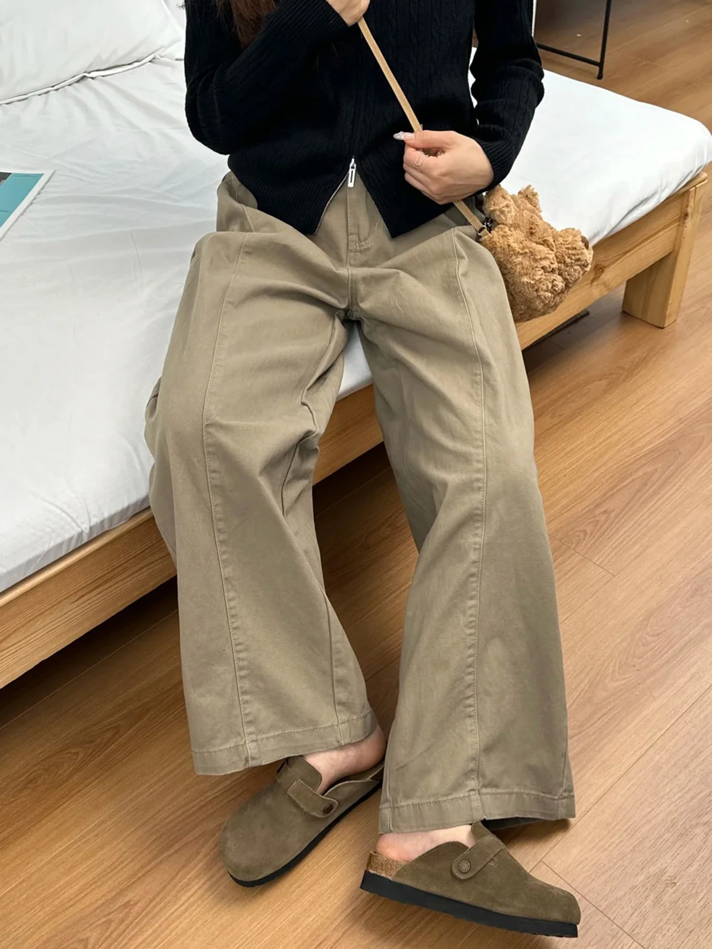 ジージャンに合うズボン レディースは、カーキ色のストレートパンツが今、最も人気なの？