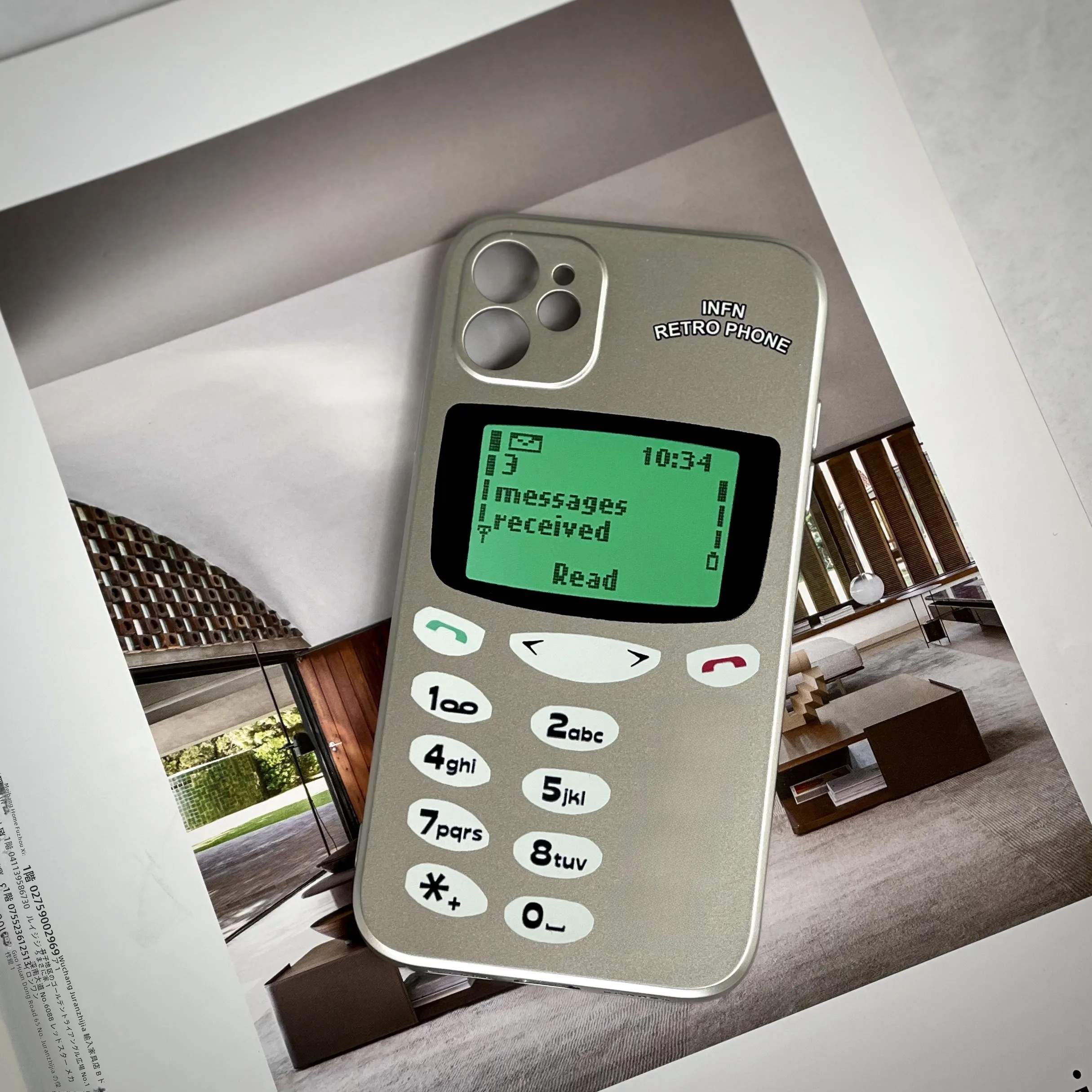 初期の携帯電話と現代のスマホを比べて、なぜレトロなデザインが今、注目されているのか？