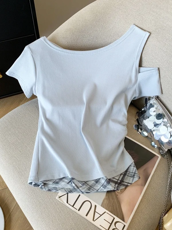 夏の通勤コーデで失敗しないTシャツは？チェック柄のオフショルダーが今、注目されている理由