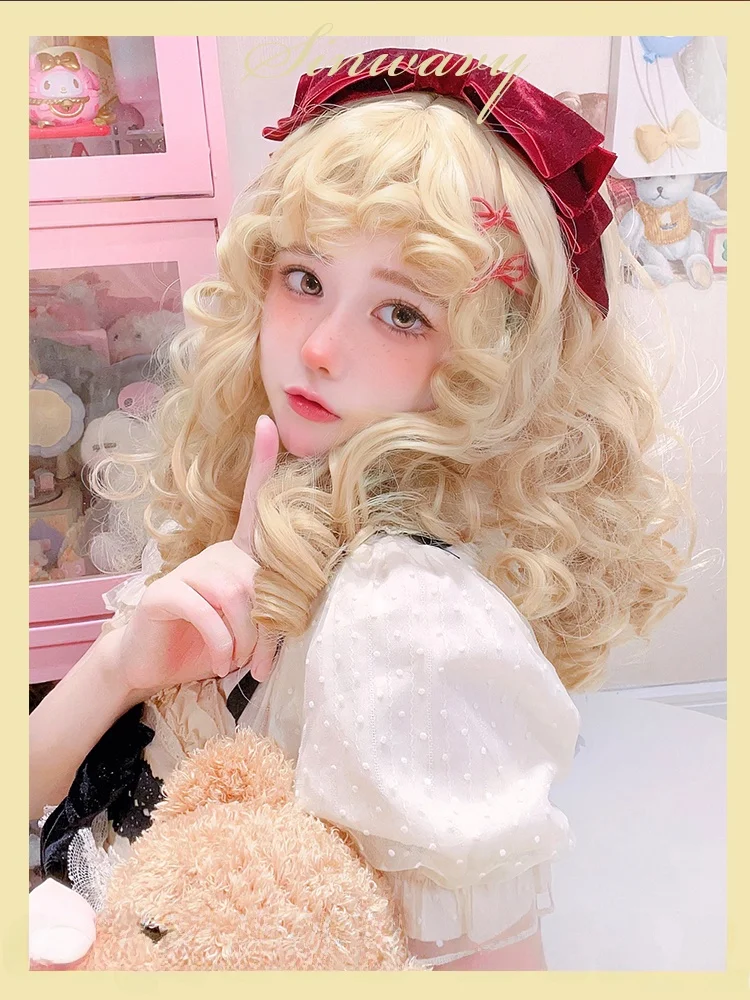 可愛らしいロリータ風ドールヘア：金茶色ショートカールの前髪ありスタイル